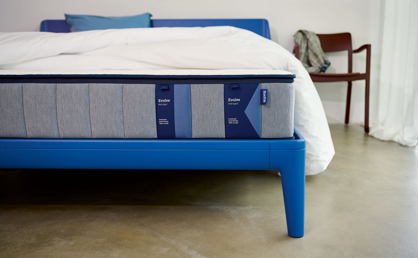 Boris Arcidiacono - Auping Evolve Mattress - Auping Essential royal blue bed